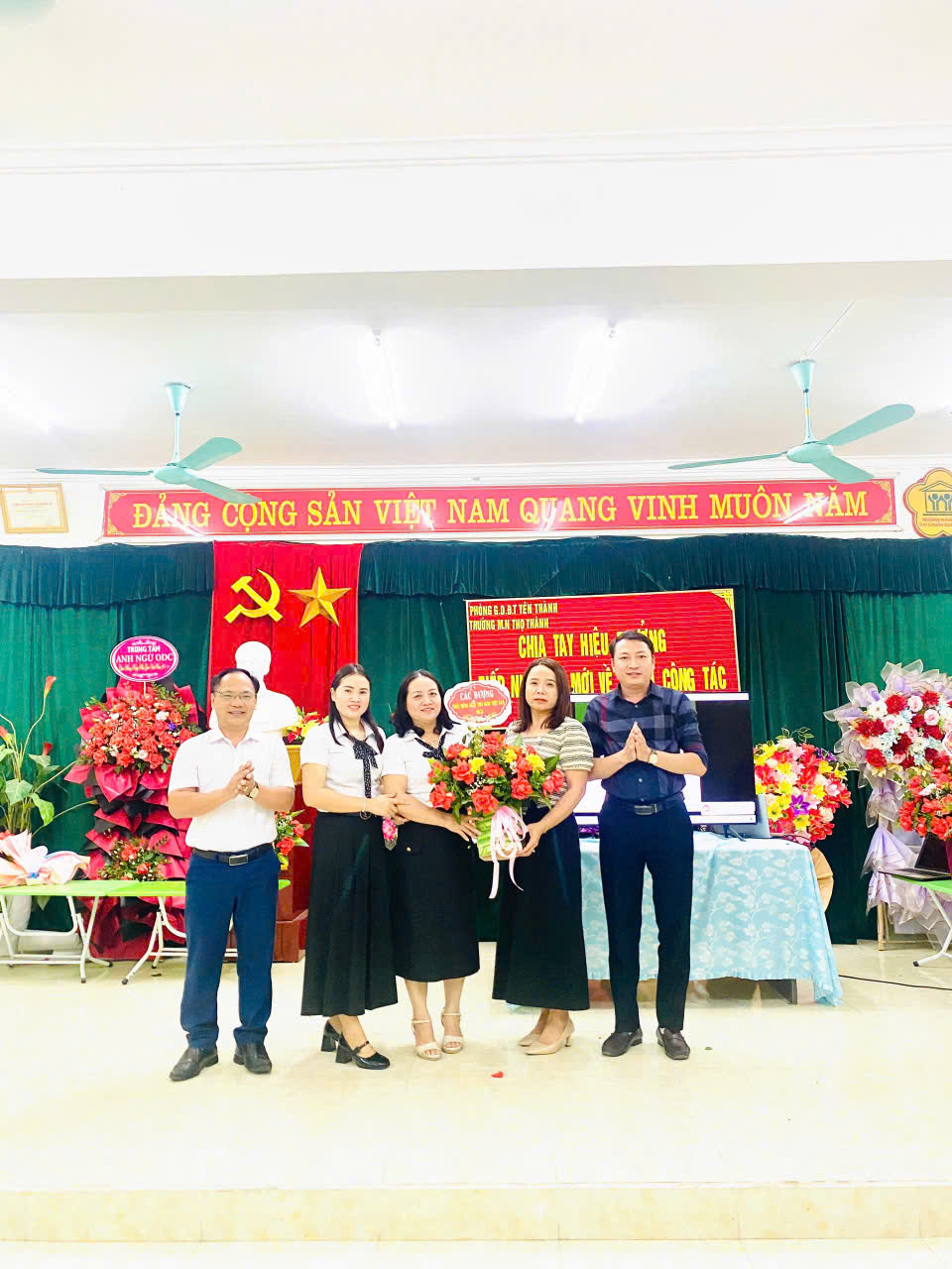 Tặng hoa đ/c Đàm Thị Hoè tân hiệu trưởng mn Thọ Thành năm học 2024-2025